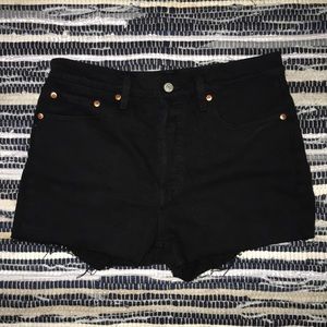 Black Levi’s jean shorts